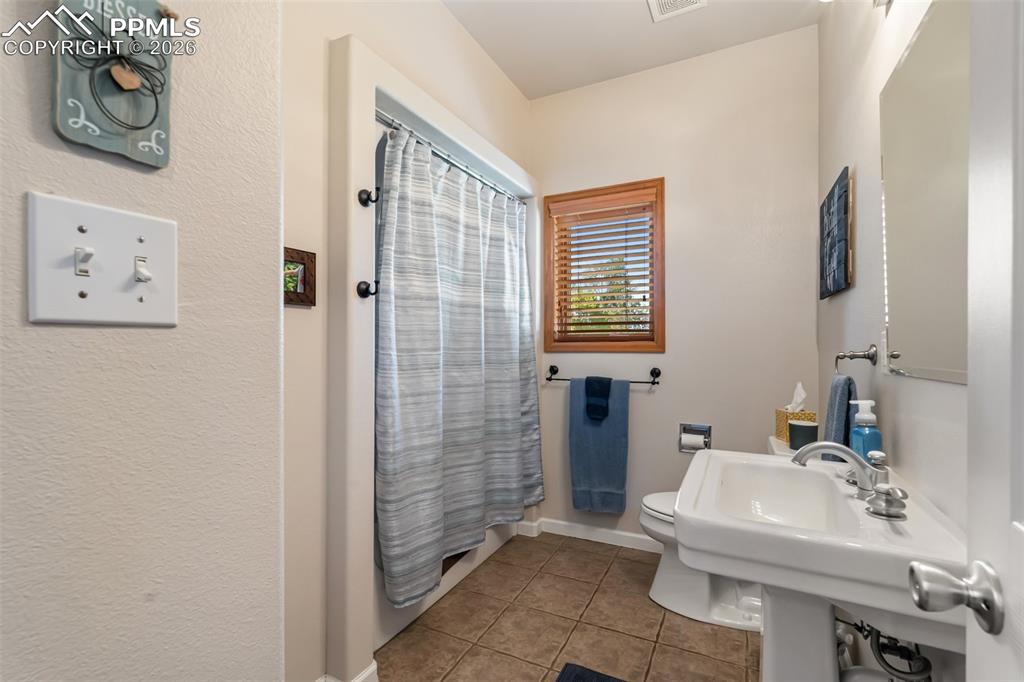 Image 40 of 50: Bathroom