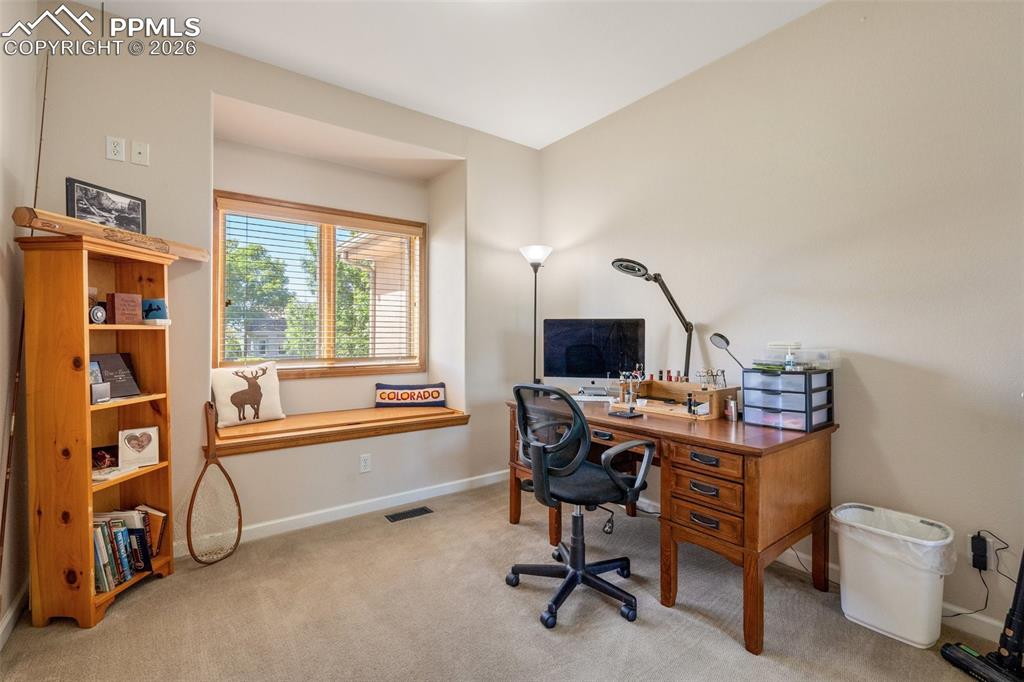 Image 43 of 50: Office