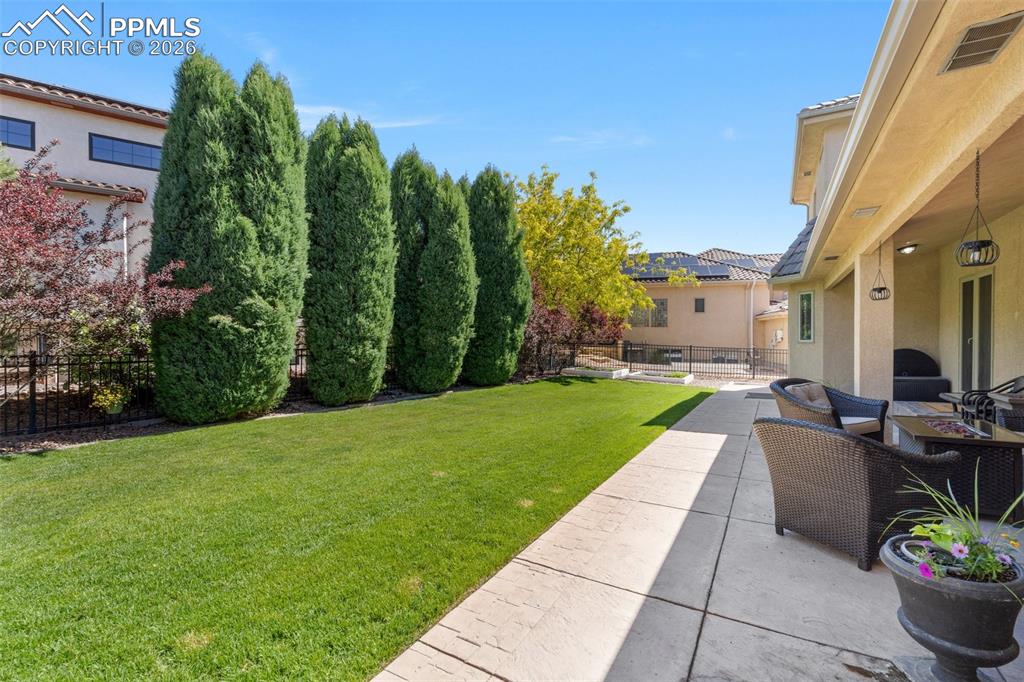 Image 46 of 50: Yard