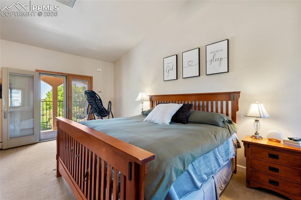 Image 5 of 50: Bedroom