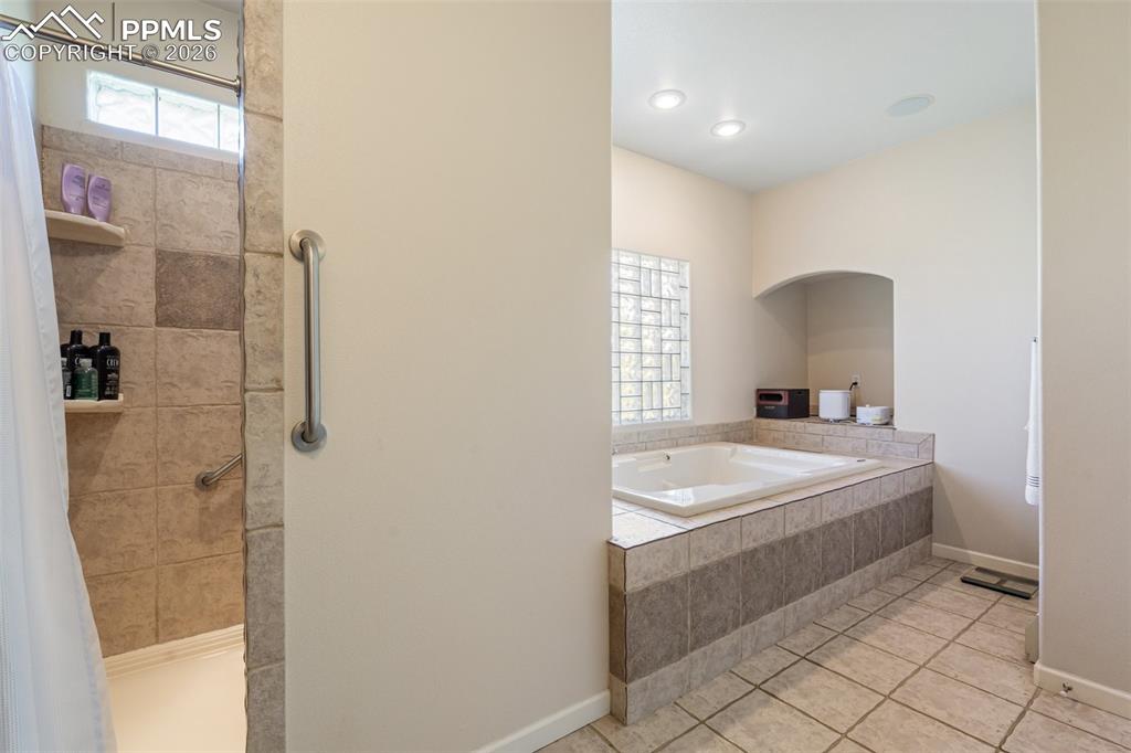 Image 6 of 50: Bathroom