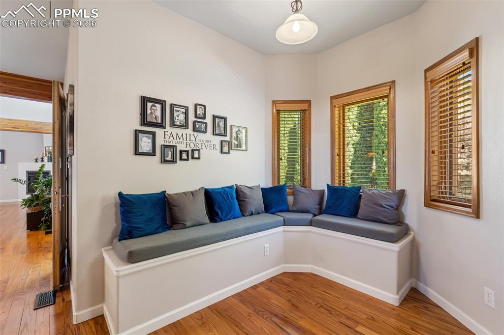 Image 7 of 50: Sitting Room