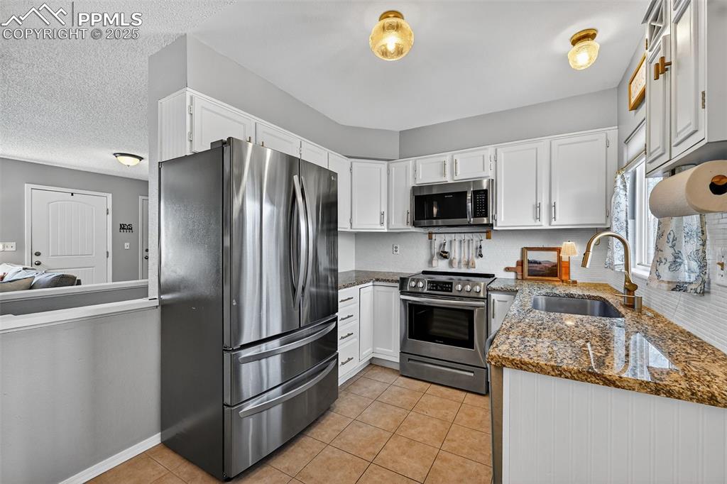 Image 10 of 31: Kitchen