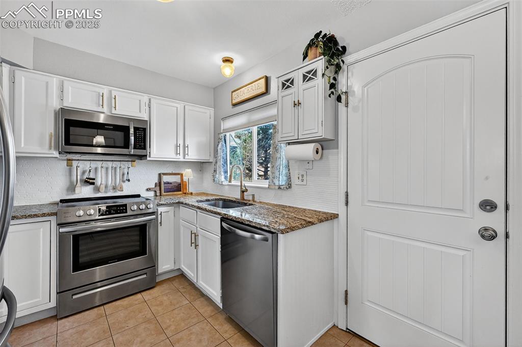 Image 11 of 31: Kitchen