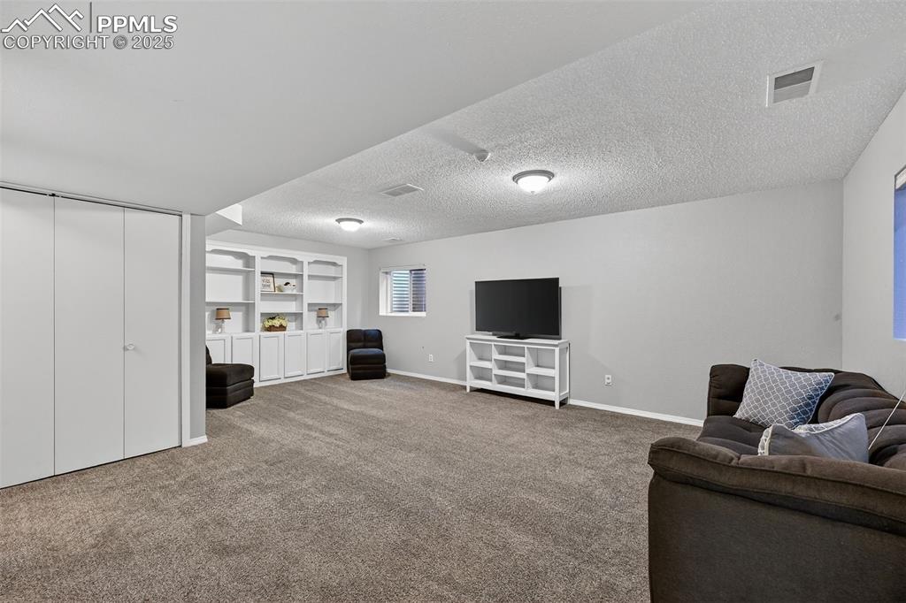 Image 18 of 31: Living Room