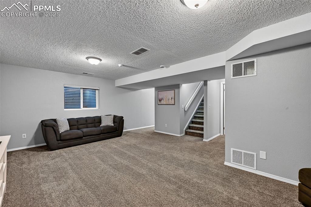 Image 19 of 31: Living Room