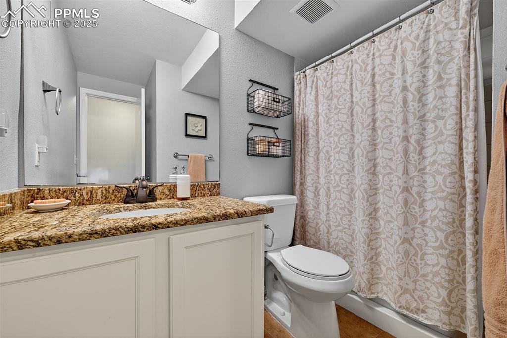 Image 22 of 31: Bathroom