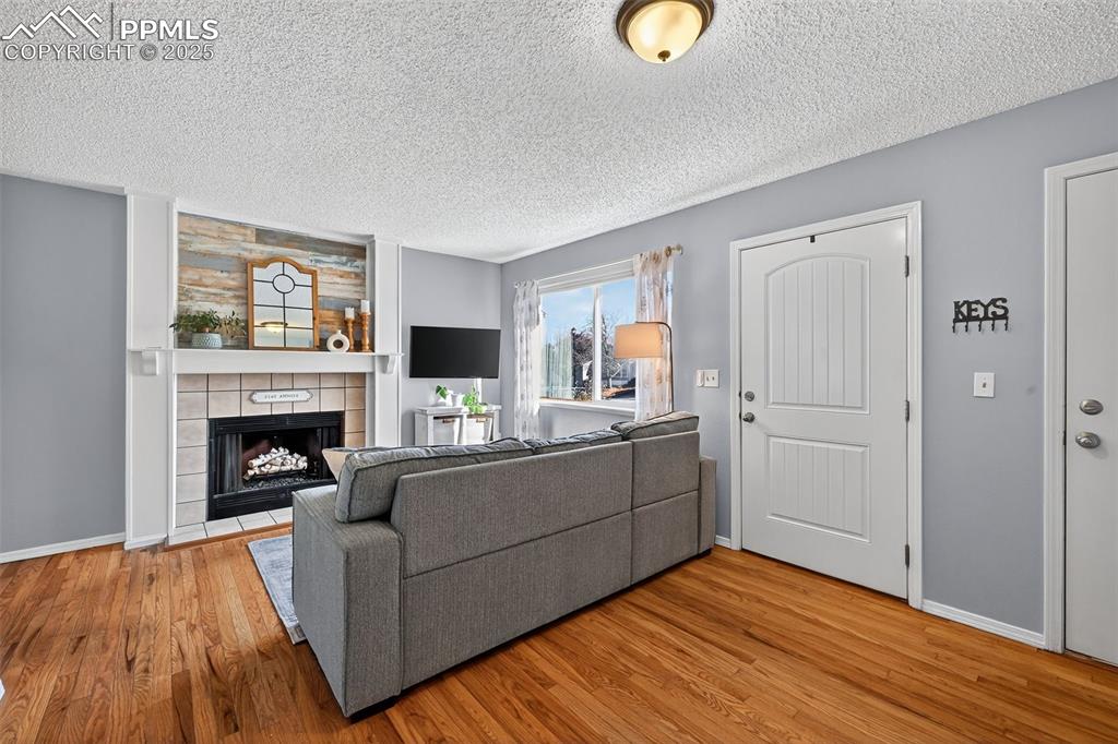 Image 4 of 31: Living Room