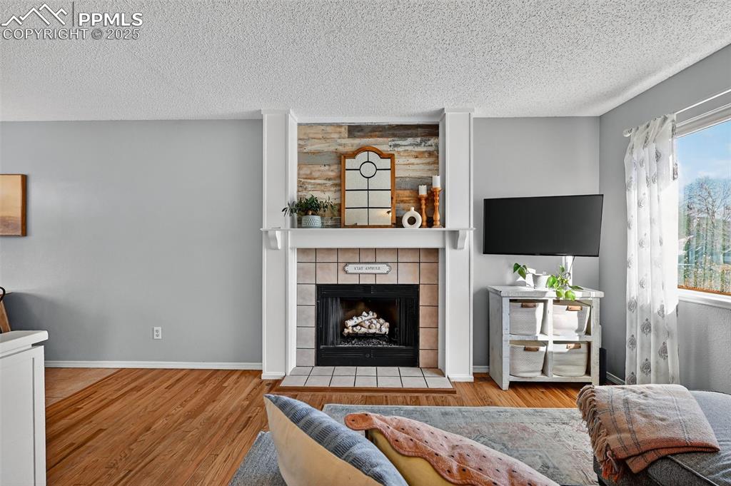 Image 6 of 31: Living Room