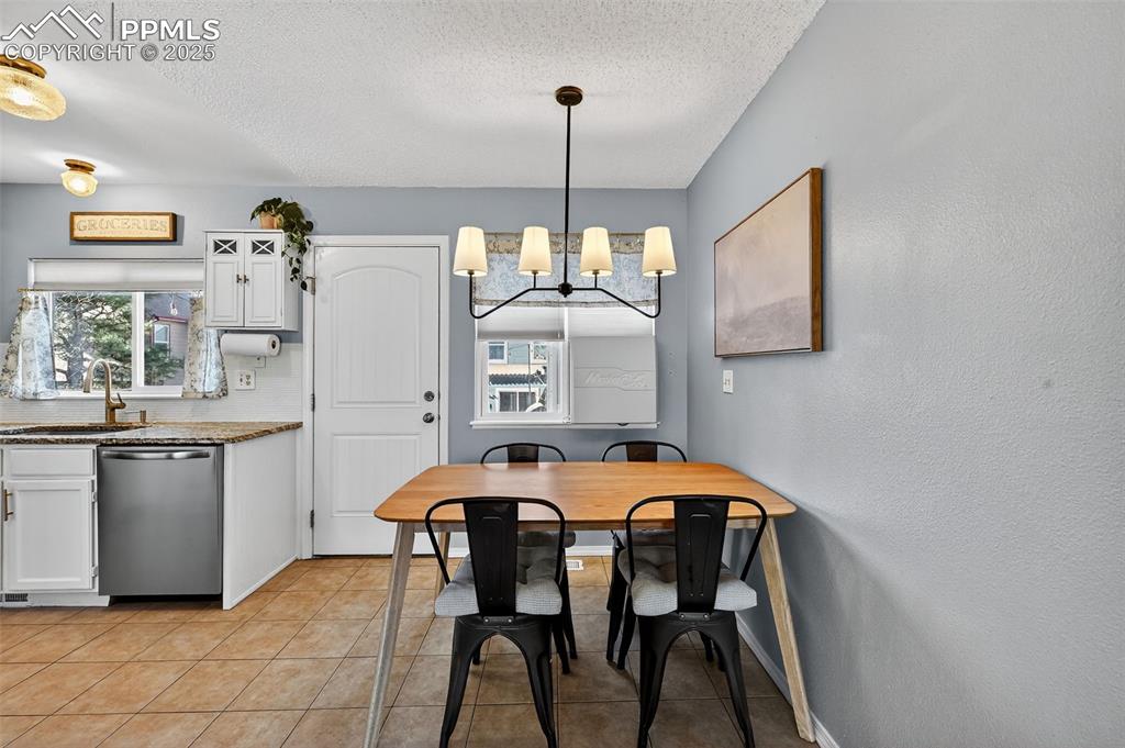 Image 7 of 31: Dining Area