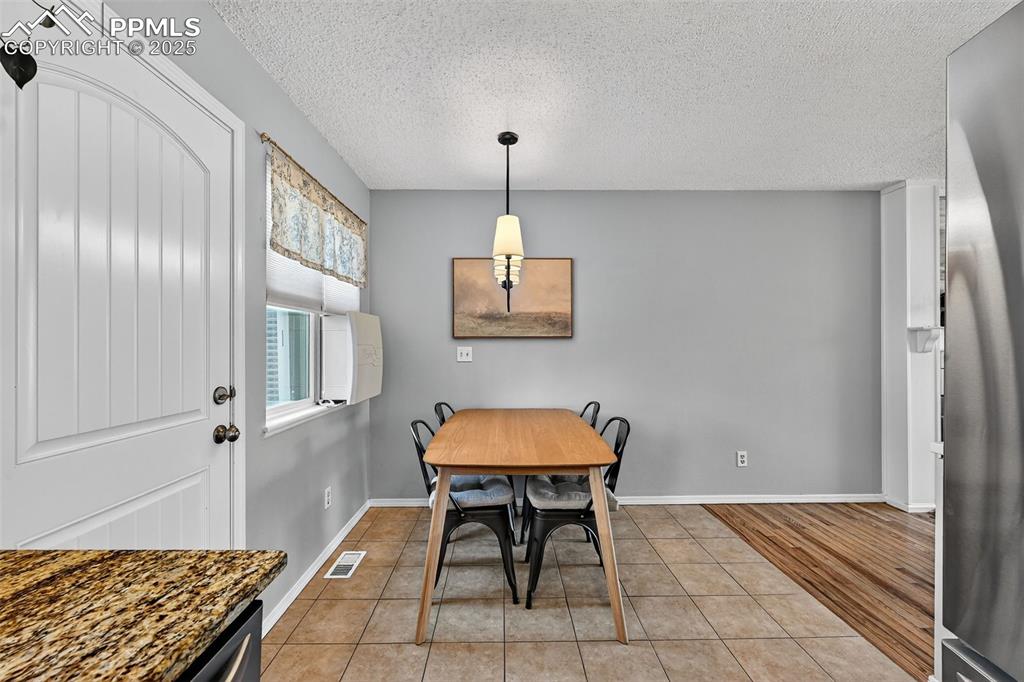 Image 8 of 31: Dining Area