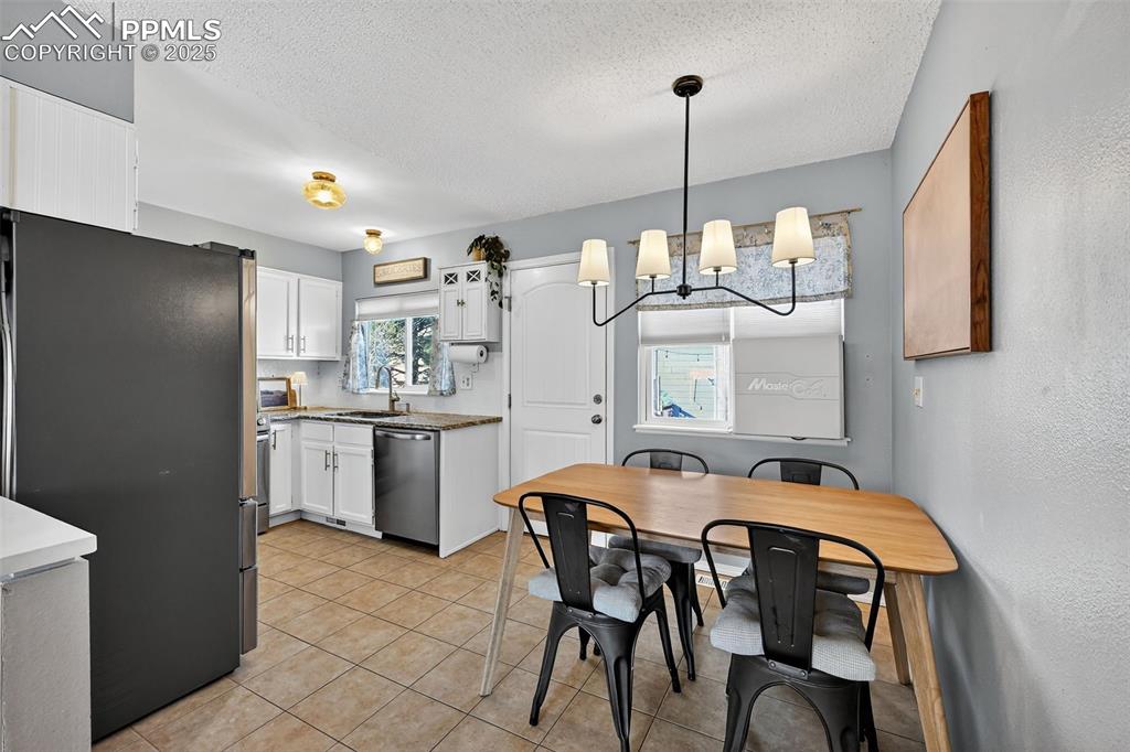 Image 9 of 31: Kitchen