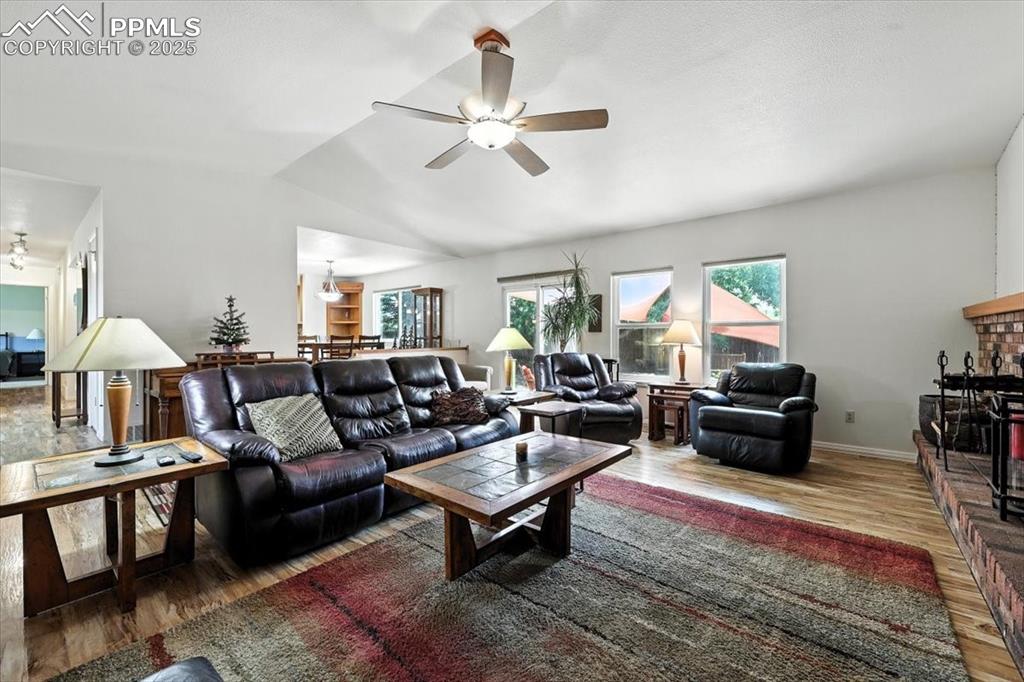 Image 14 of 31: Living Room