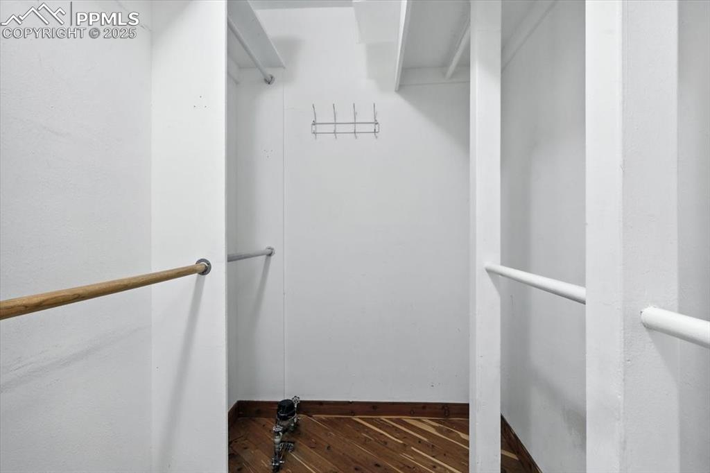 Image 20 of 31: Closet