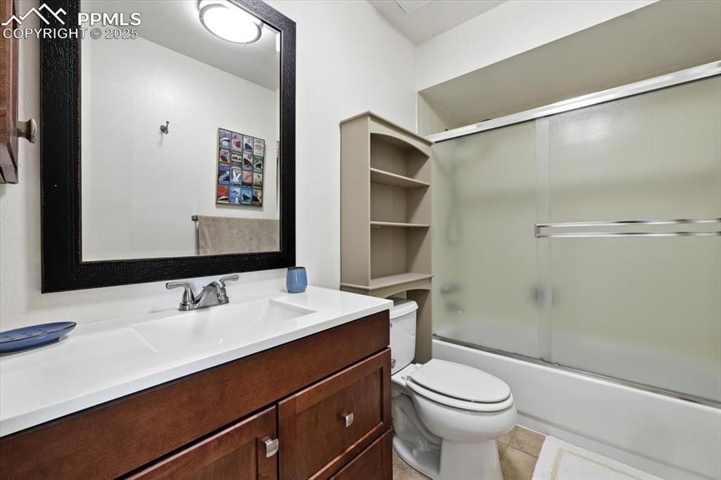 Image 24 of 31: Bathroom