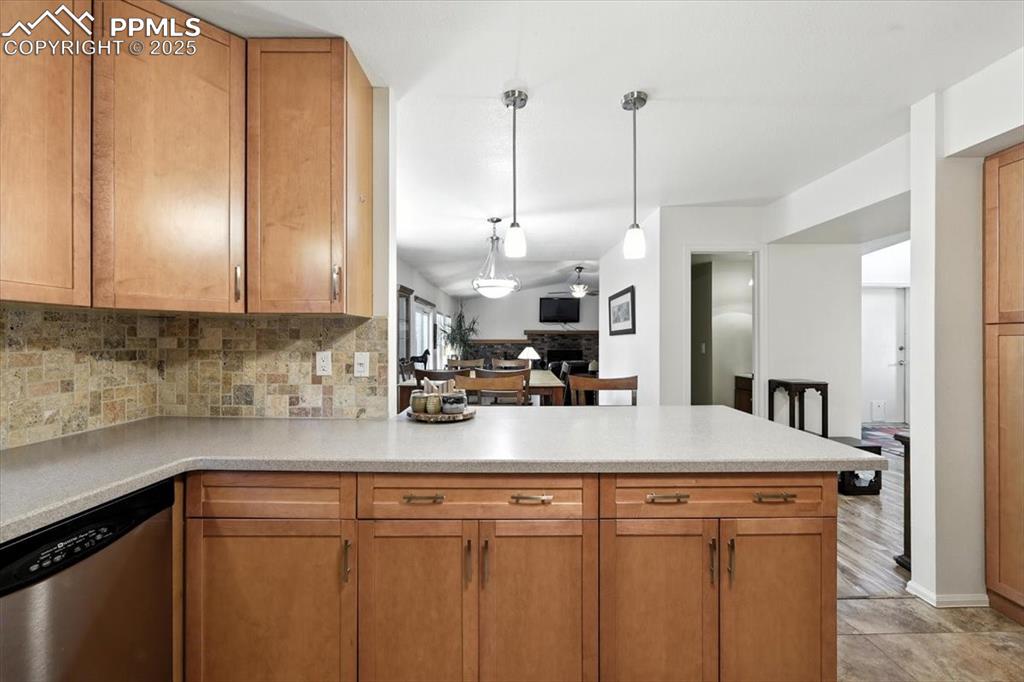 Image 7 of 31: Kitchen