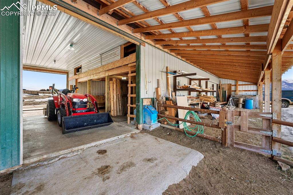 Image 35 of 48: Garage