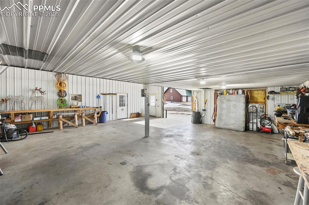 Image 39 of 48: Garage