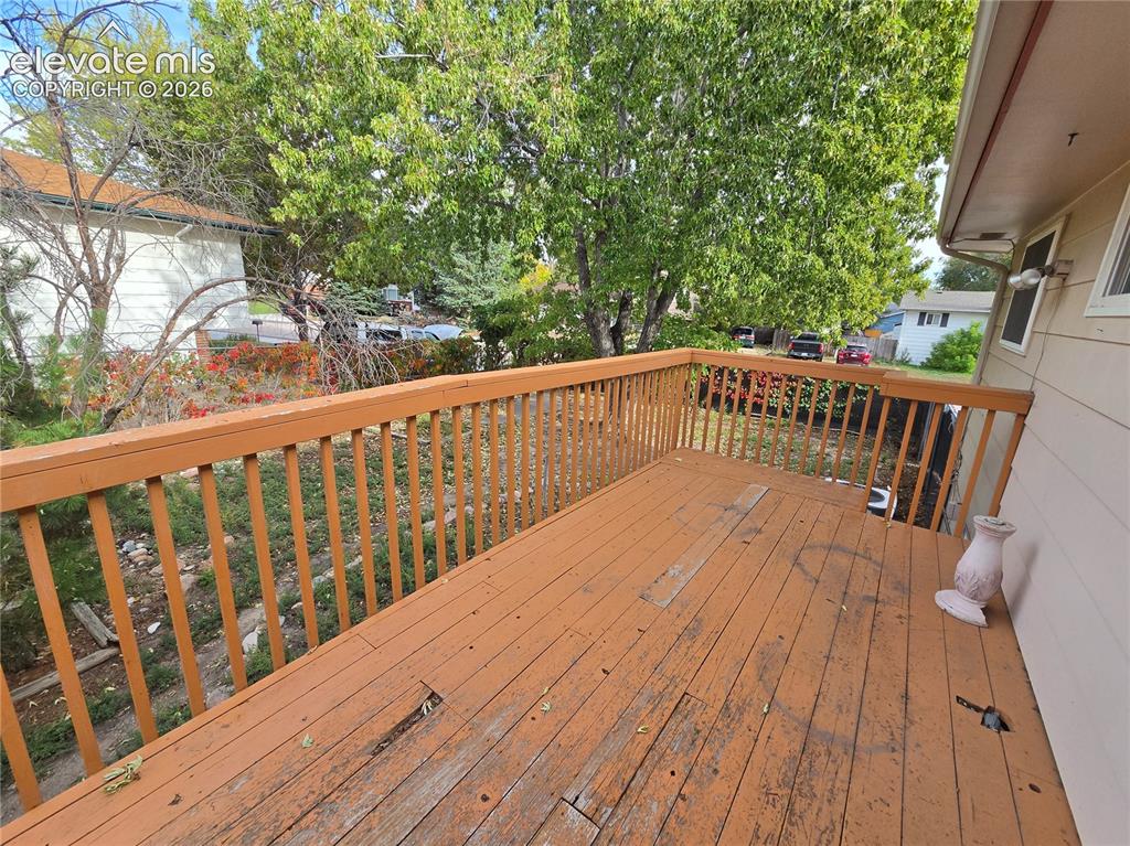 Image 14 of 17: Deck
