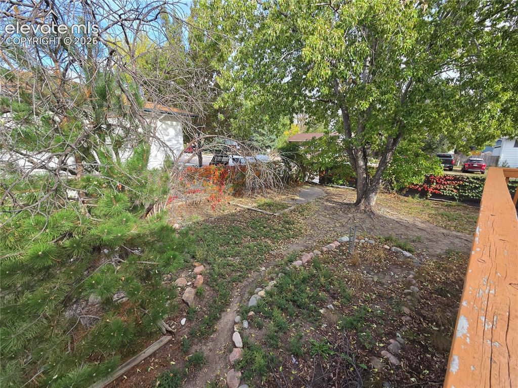 Image 15 of 17: Yard