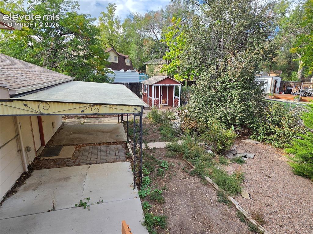 Image 16 of 17: Yard