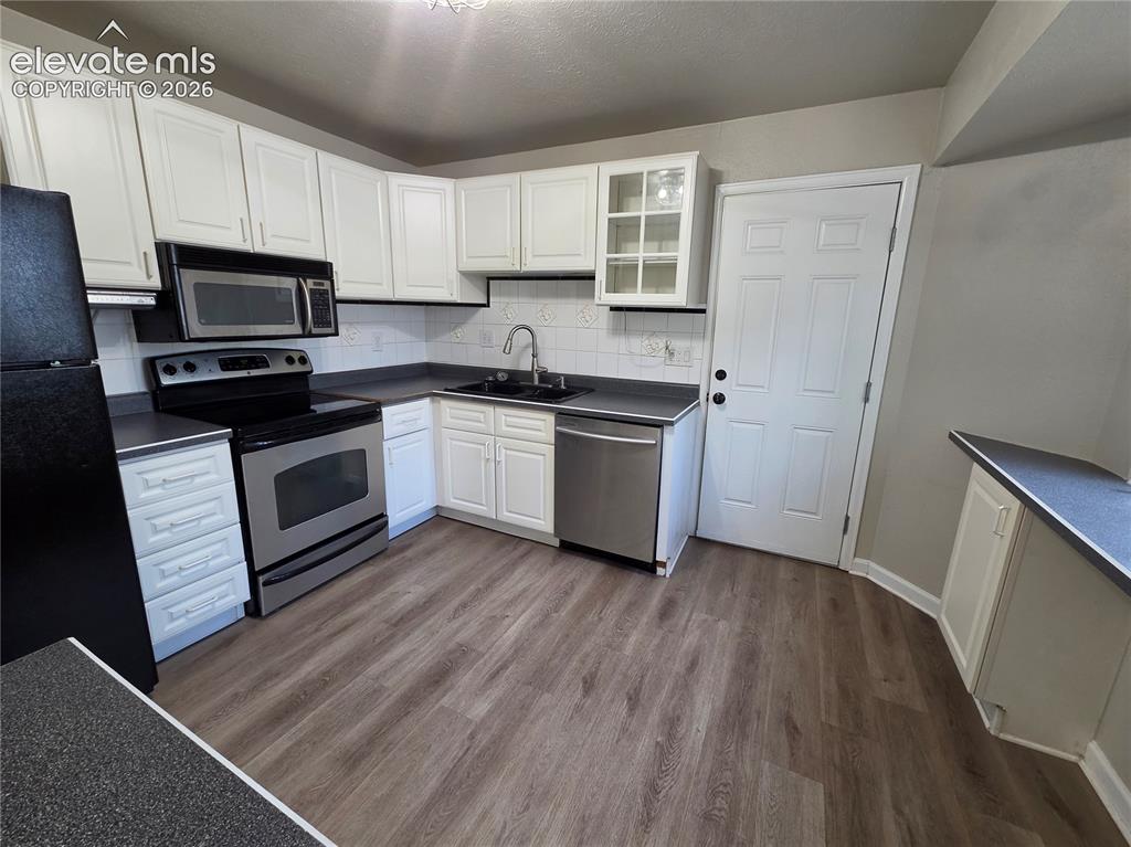 Image 2 of 17: Kitchen