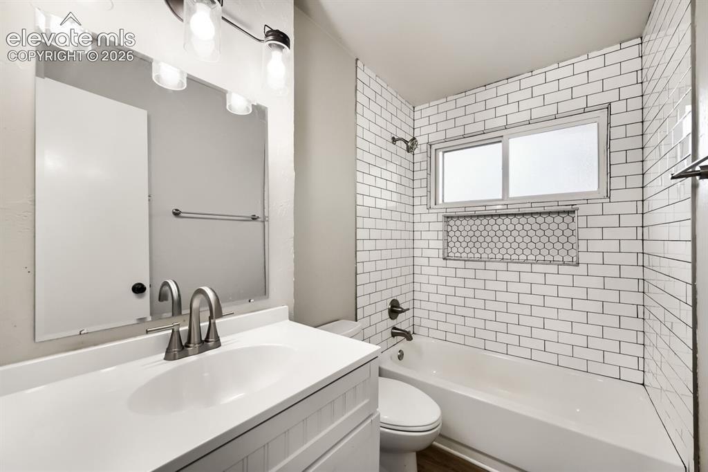 Image 23 of 31: Bathroom