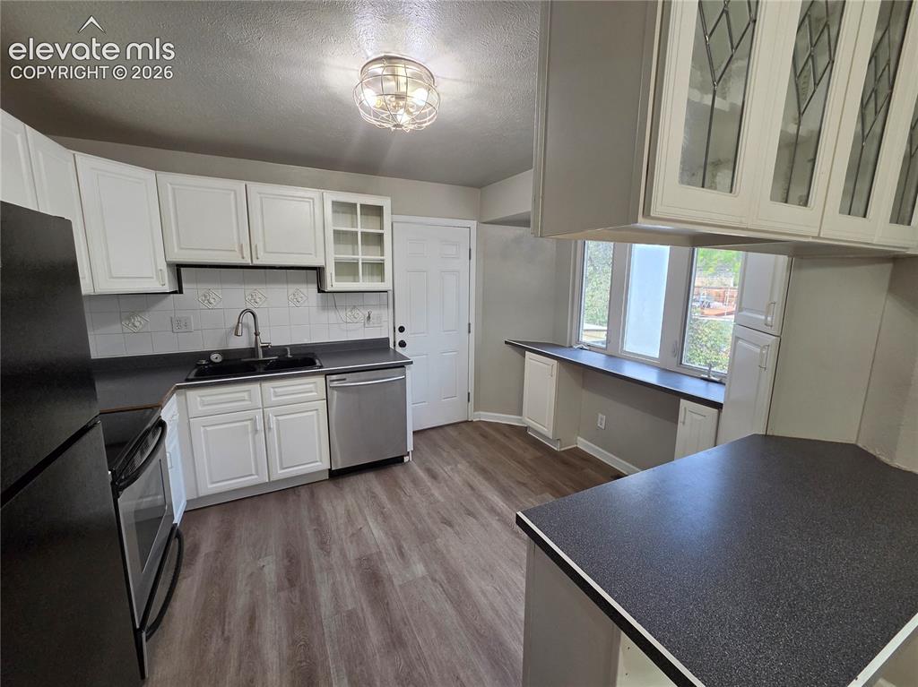 Image 3 of 17: Kitchen
