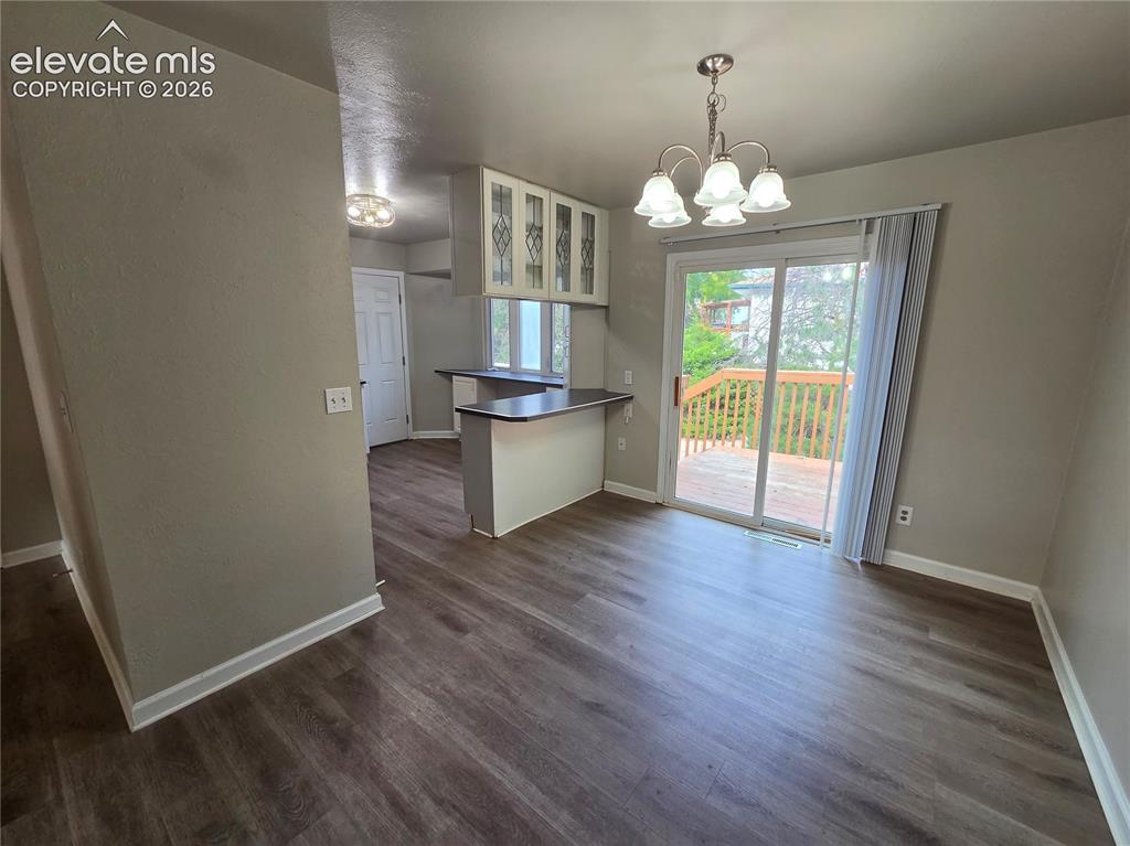 Image 5 of 17: Dining Area