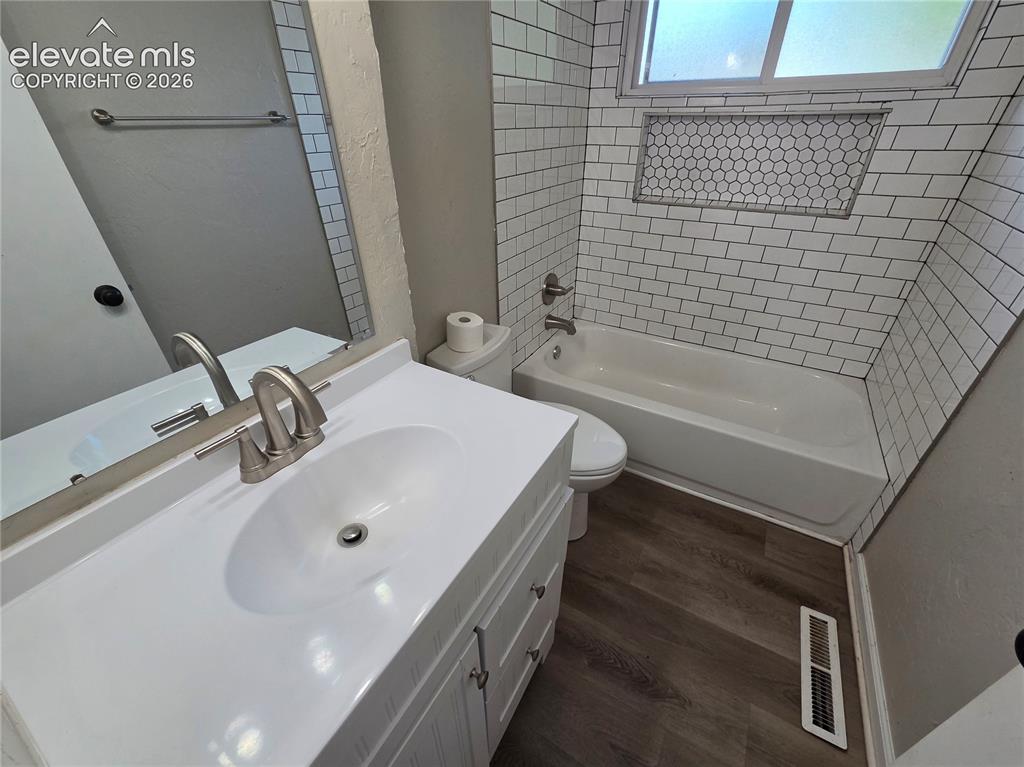 Image 9 of 17: Bathroom
