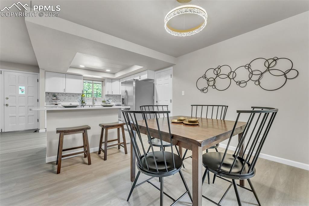 Image 10 of 50: Dining Area