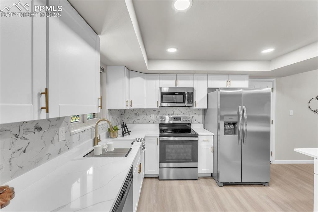 Image 13 of 50: Kitchen