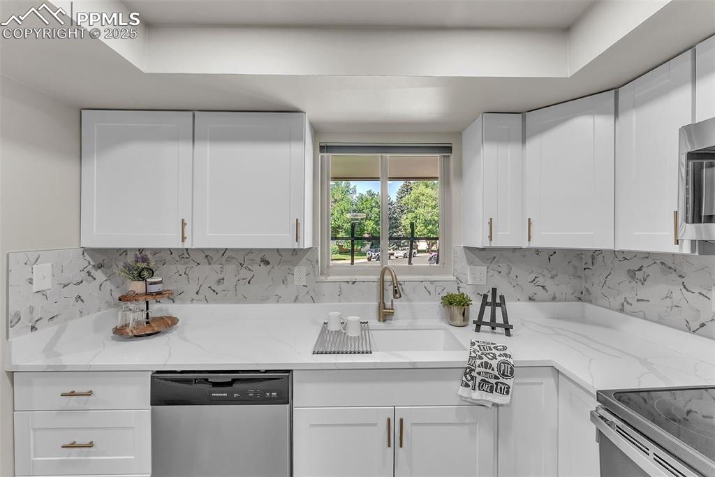 Image 15 of 50: Kitchen