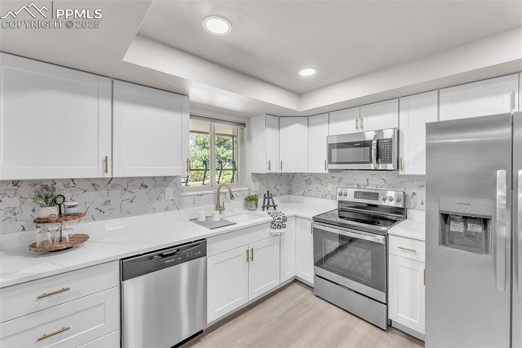 Image 16 of 50: Kitchen