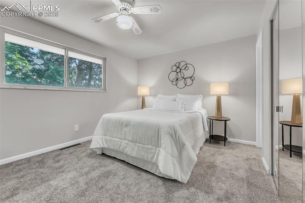 Image 18 of 50: Bedroom