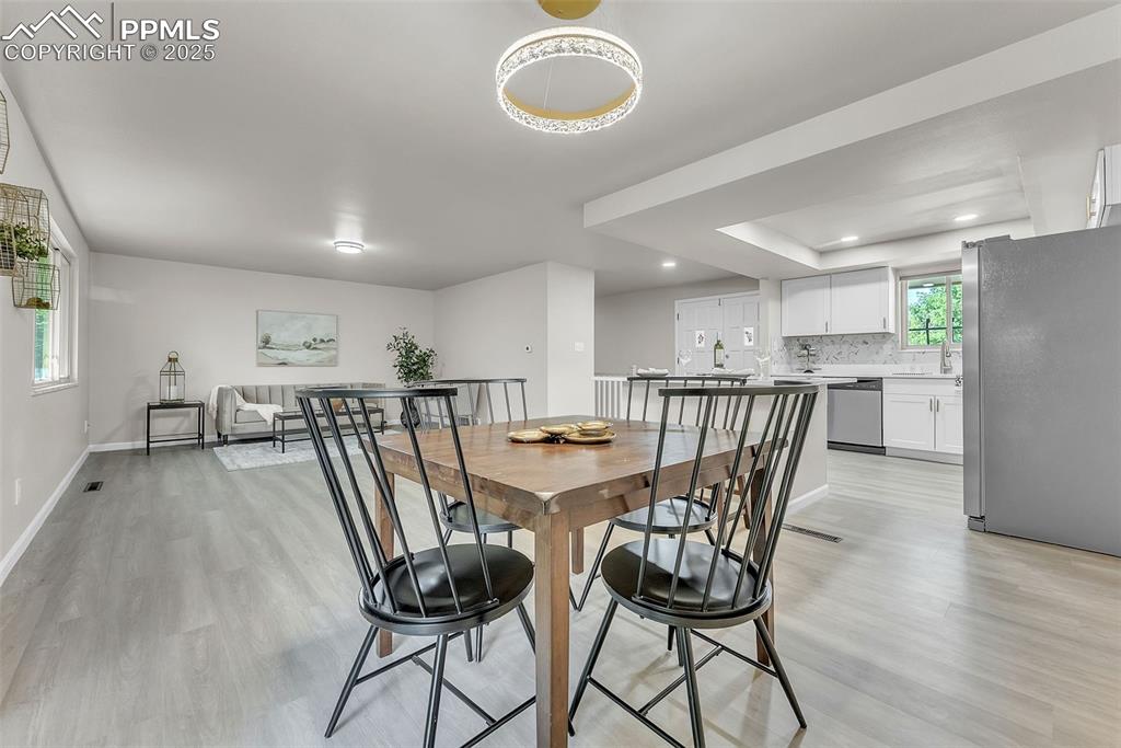 Image 9 of 50: Dining Area