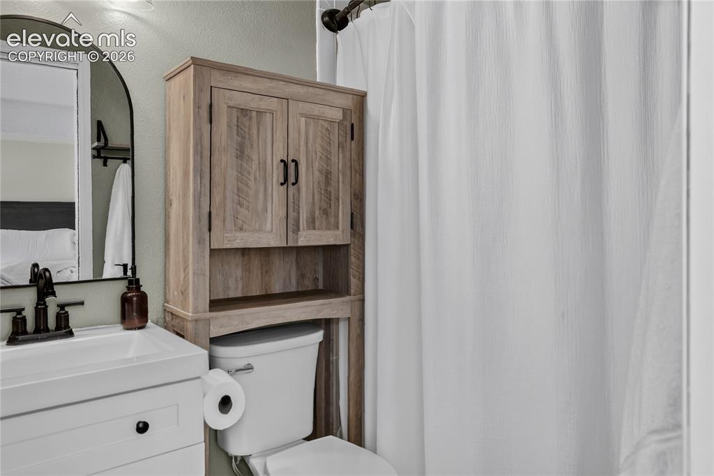 Image 10 of 20: Primary bath