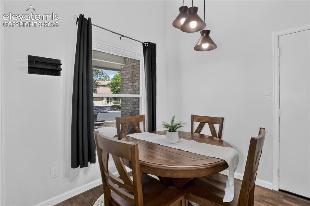 Image 5 of 20: Dining room