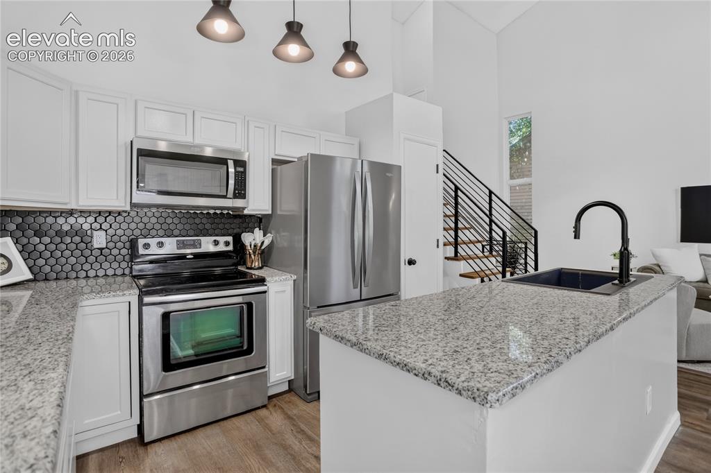 Image 7 of 20: Granite counters & SS appliances