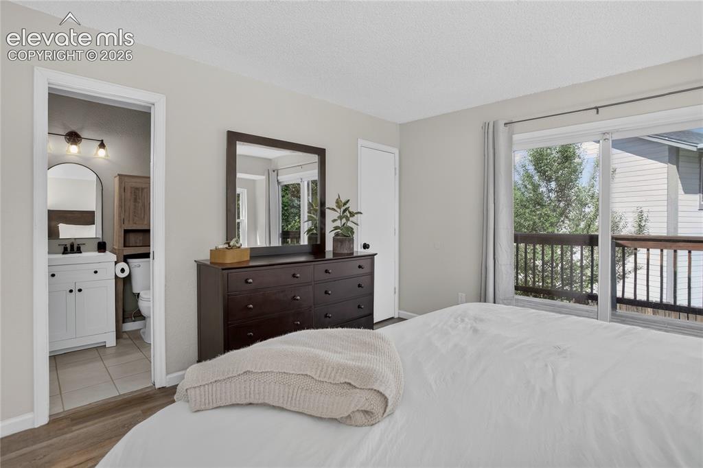 Image 9 of 20: En-suite bath & walk-out to deck