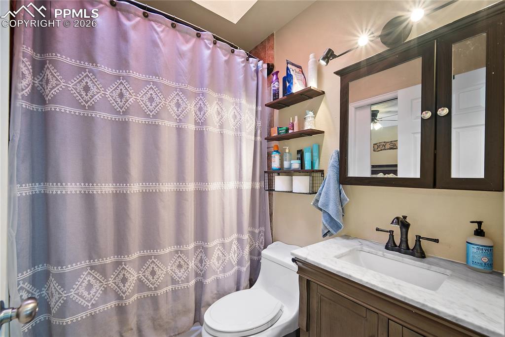 Image 12 of 33: Bathroom