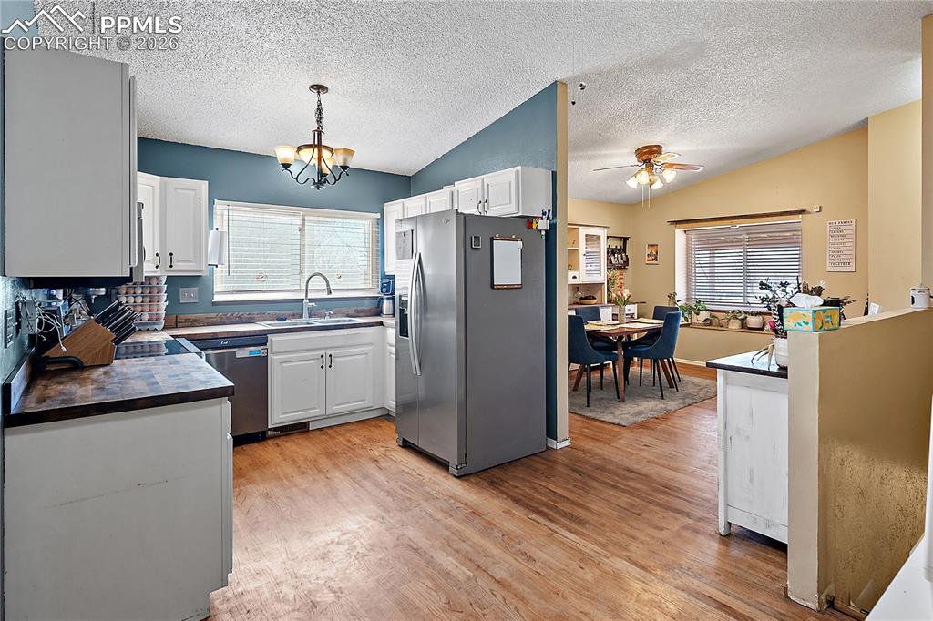 Image 18 of 33: Kitchen