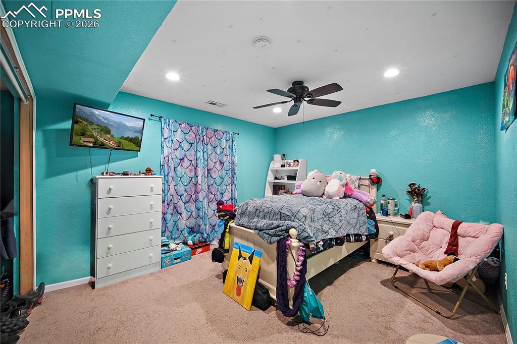 Image 22 of 33: Bedroom