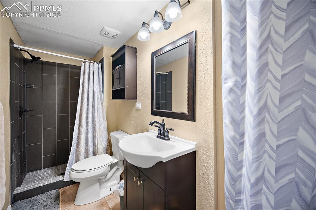 Image 24 of 33: Bathroom