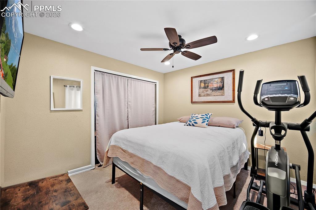 Image 25 of 33: Bedroom