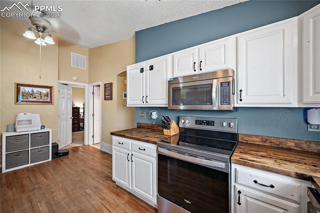 Image 6 of 33: Kitchen