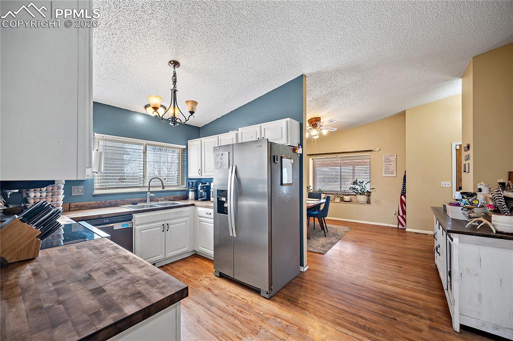 Image 7 of 33: Kitchen