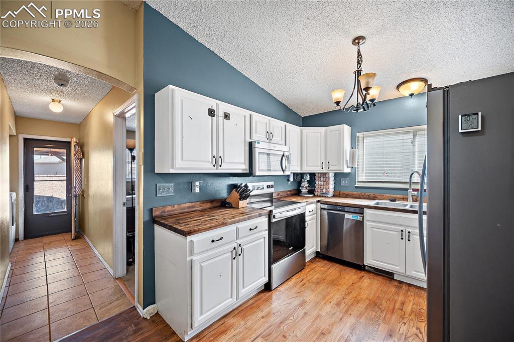 Image 8 of 33: Kitchen