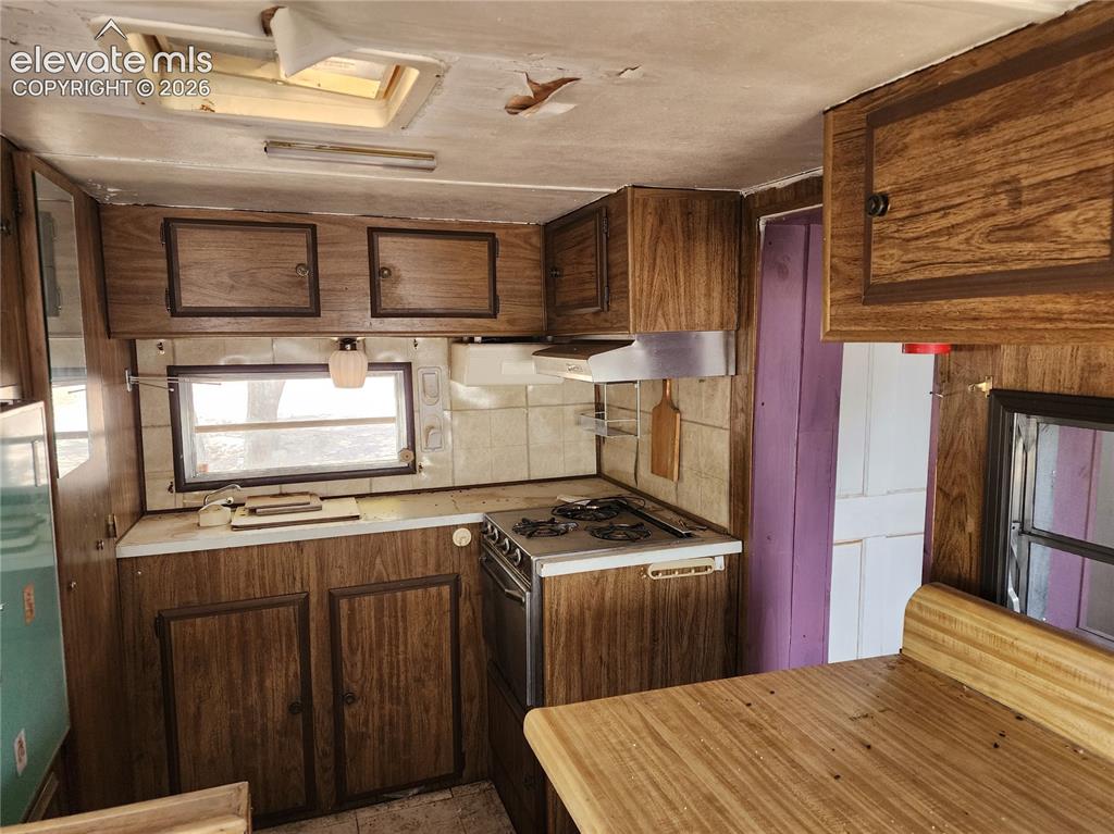 Image 3 of 9: Kitchen