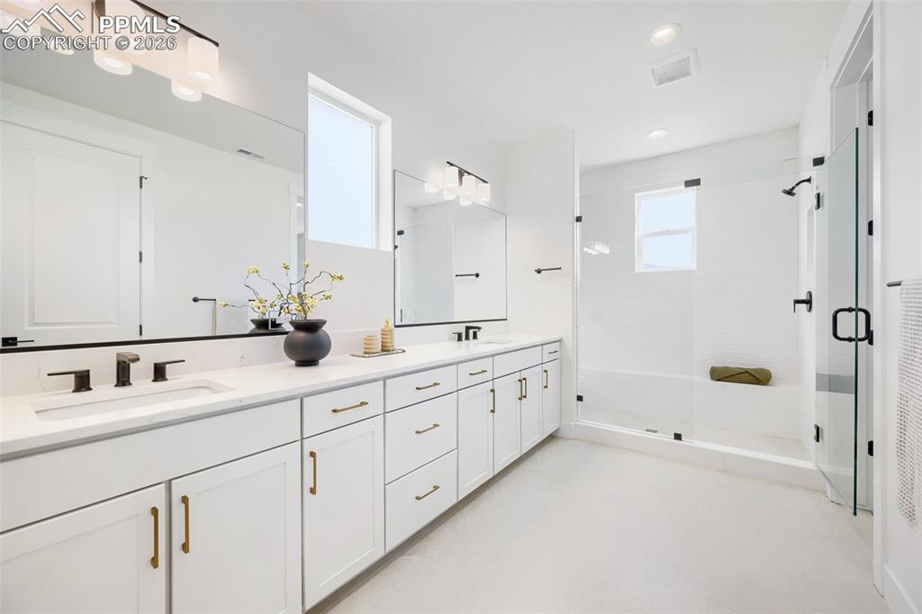 Image 10 of 19: Bathroom